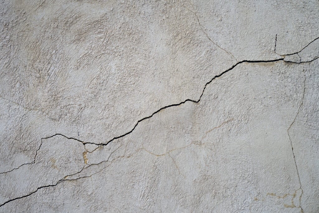 Understand the main causes of gypsum mortar shrinkage and learn how to prevent cracks using HPMC, gypsum retarder, and proper formulation and construction practices.