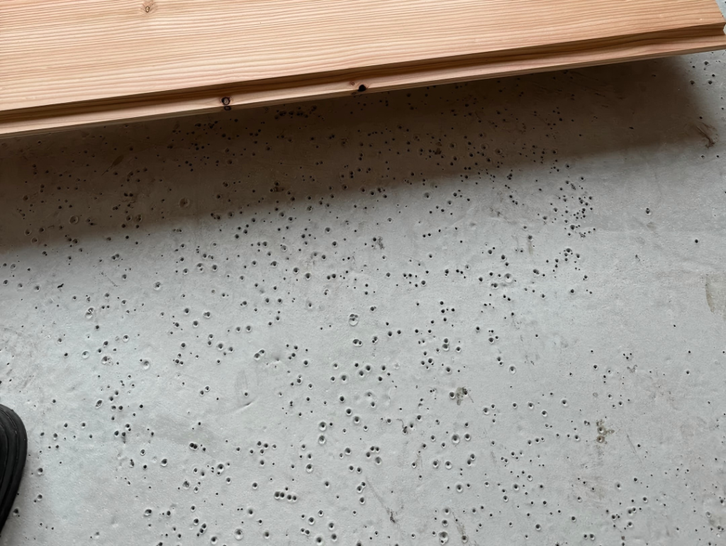 Pinholes in self-leveling mortar are not always caused by insufficient defoamer. This guide explains how to distinguish formulation foam, mixing-induced air, substrate outgassing, and insufficient healing time through a simple three-surface comparison test and practical corrective actions.